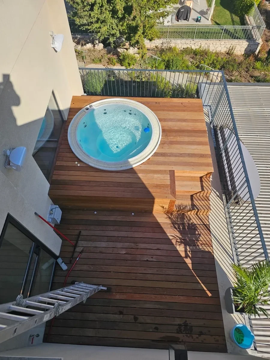 ג’קוזי עם תעלת גלישה