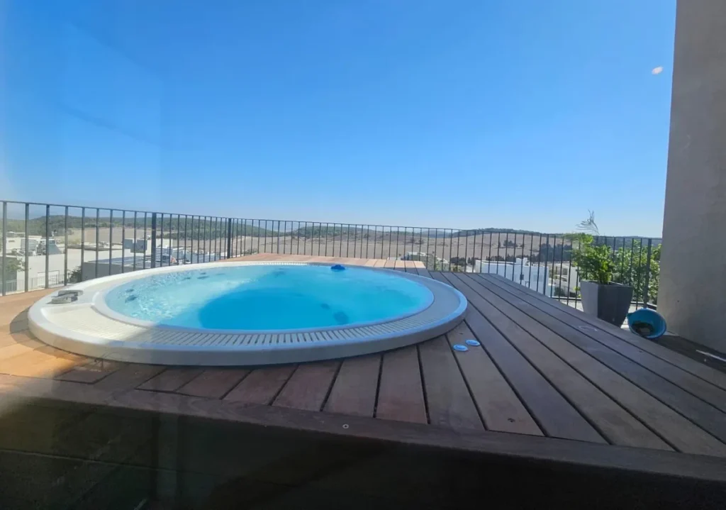 השוואה בין ג’קוזי רגיל לג’קוזי עם תעלת גלישה